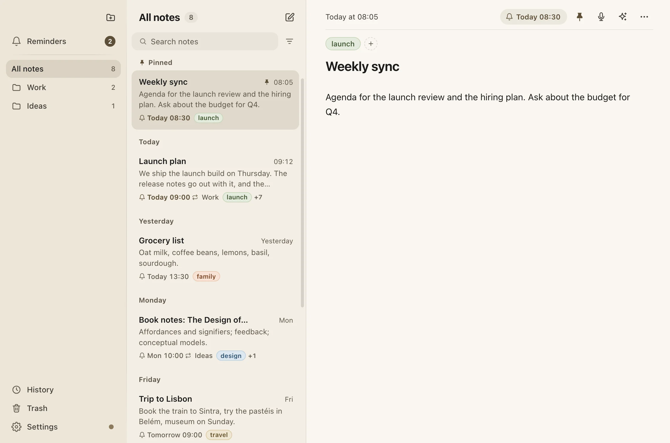 VoiceSnap Pro notes library with folders, tags, pinned notes and a reminder on a sample note.